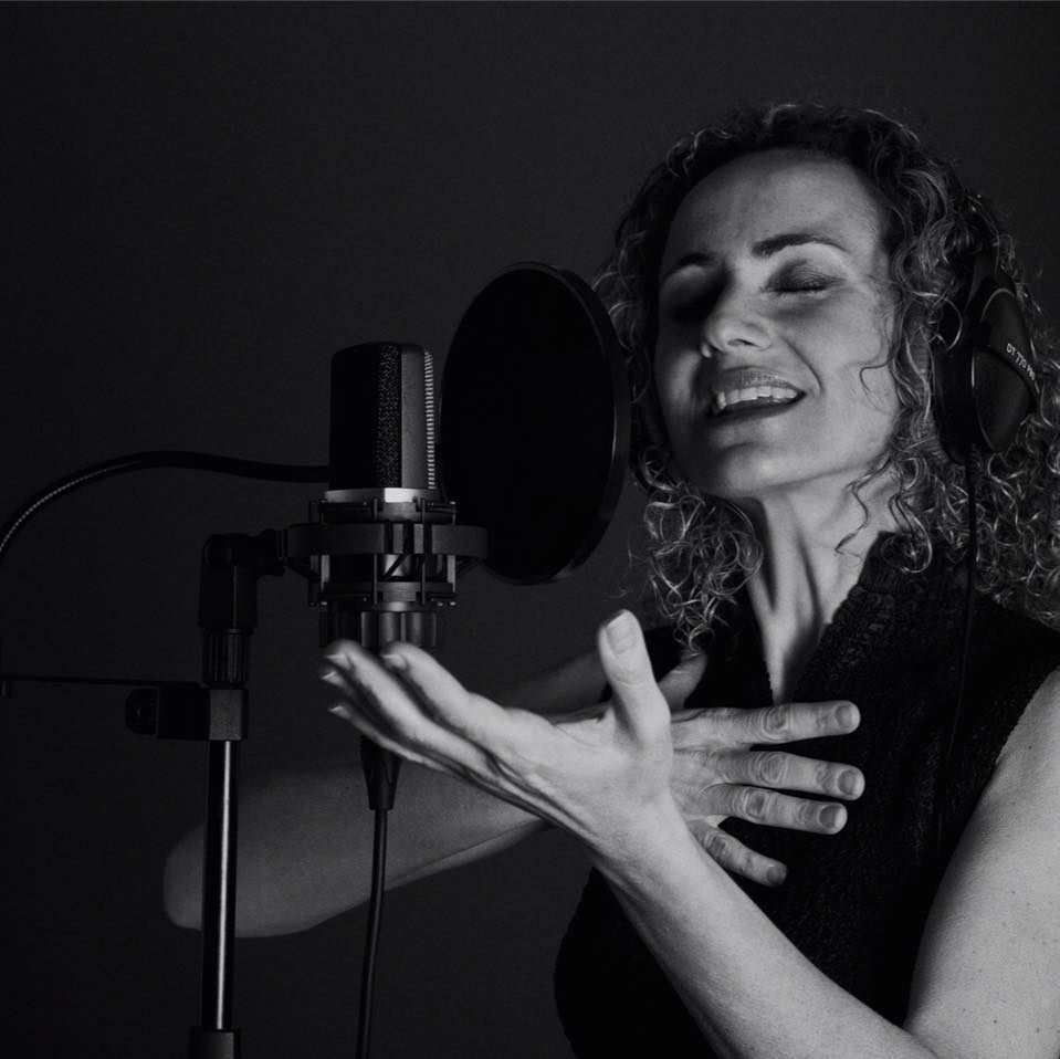 locutora, voice over