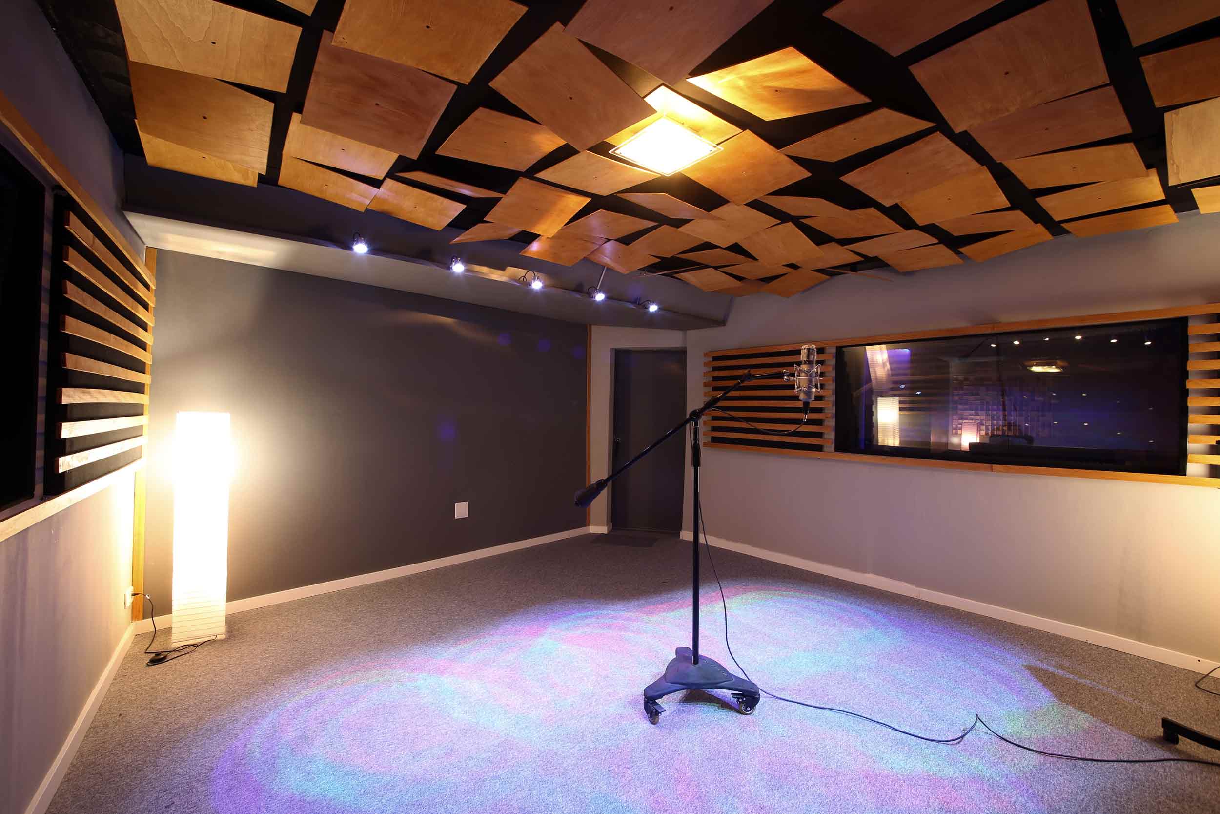 Студия где купить. Потолок в студии звукозаписи. Акустический потолок. Акустическая комната. Студия звукозаписи интерьер.
